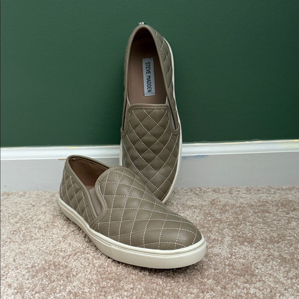 Steve Madden Ecentrcq Women Quilted Slip-Ons